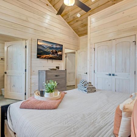 New Luxury Cabin With Indoor Pool, Hot Tub, & Theater Villa Pigeon Forge Eksteriør bilde